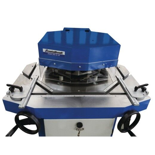 Draufsicht auf Blechschere mit Schutzhaube, Anschlägen und Handrädern.