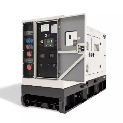 Weißer Stromerzeuger mit geöffnetem Bedienfeld, sichtbaren Steckdosen und Steuerungselementen.