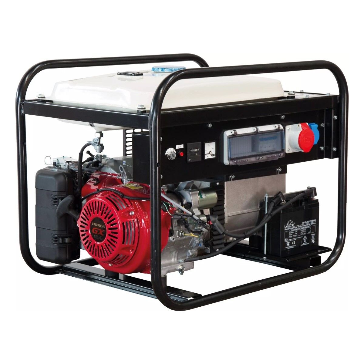 Offener Benzin-Stromerzeuger im Rohrrahmen; Frontseite mit Bedienfeld unter Abdeckung, roten/blauen Steckdosen und Batterie, freigestellt.
