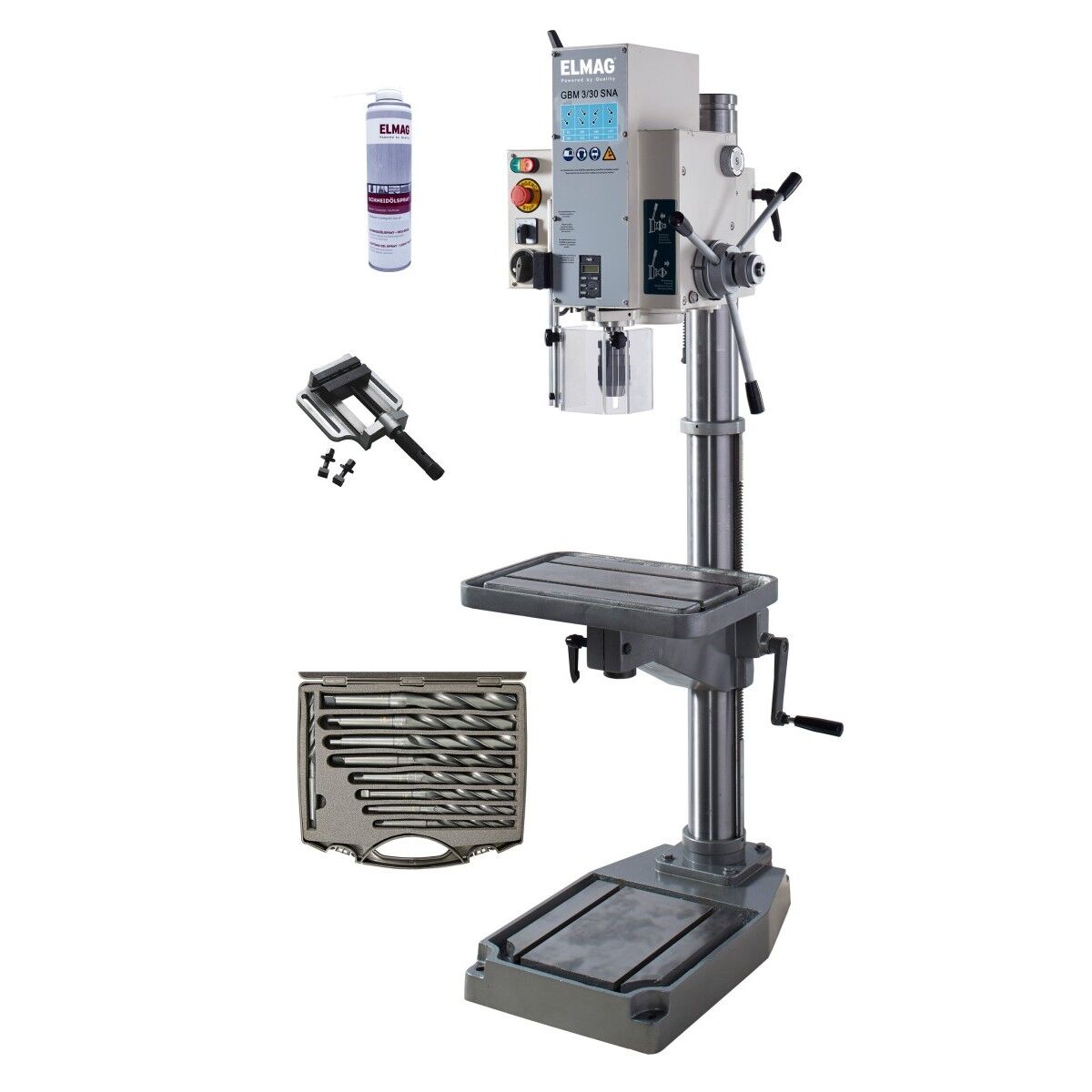 Säulenbohrmaschine mit grauem Standfuß, höhenverstellbarem Arbeitstisch und Bohrkopf; daneben Schraubstock, Bohrer-Set im Koffer und Spraydose.