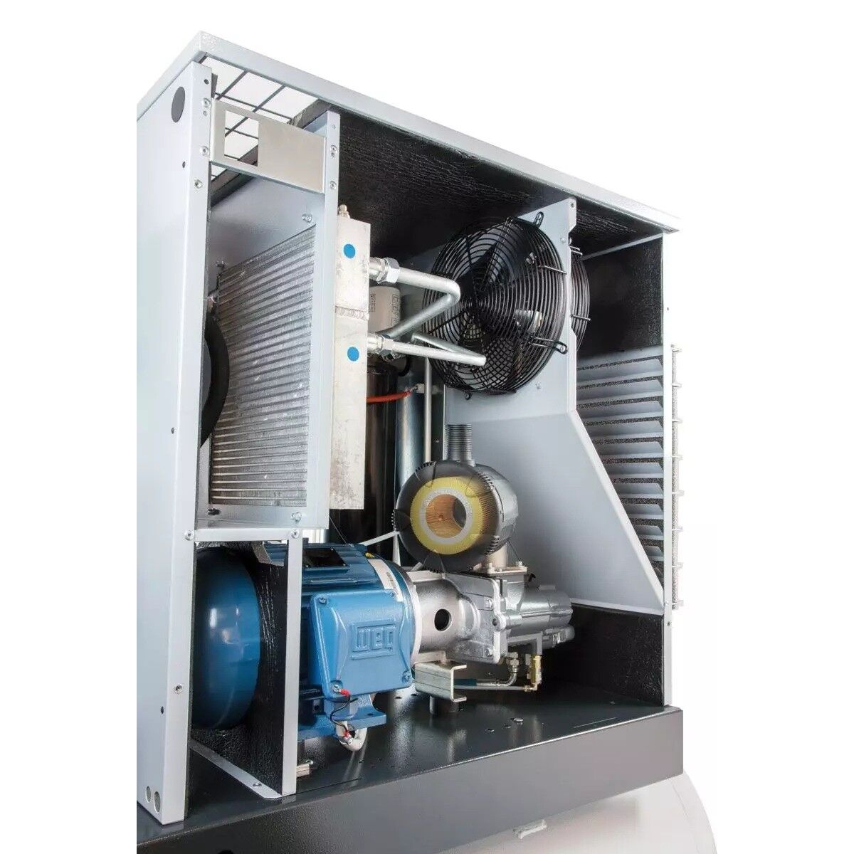Detailansicht des geöffneten Kompressorgehäuses mit Elektromotor, Schraubenverdichter, Kühler und Lüfter.