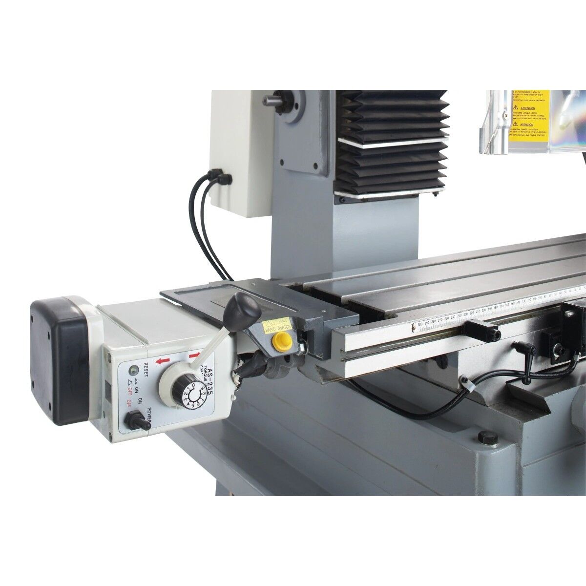 Detailansicht des automatischen Tischvorschubs an der Fräsmaschine mit Bedienregler und Skala.
