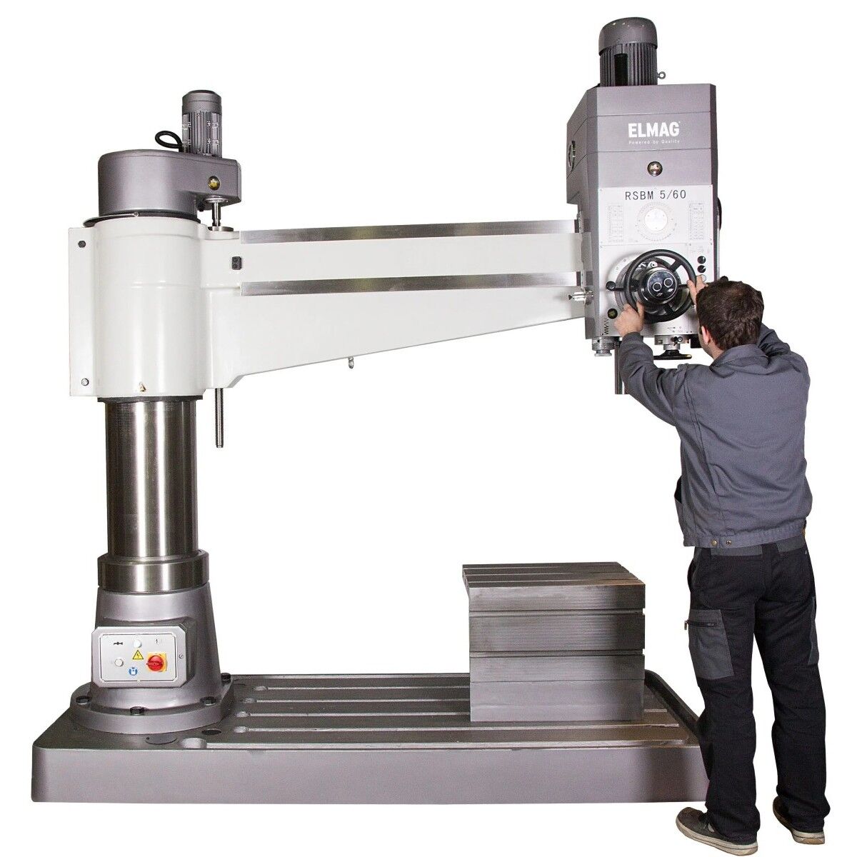 ELMAG-Radialbohrmaschine mit großem Ausleger, Arbeitstisch und Bedienkopf; eine Person bedient das Handrad.