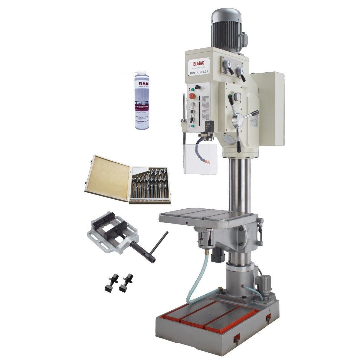 Säulenbohrmaschine mit grauem Standfuß, Arbeitstisch und Bohrkopf; links daneben Bohrer-Set, Schraubstock, Befestigungsteile und Spraydose.