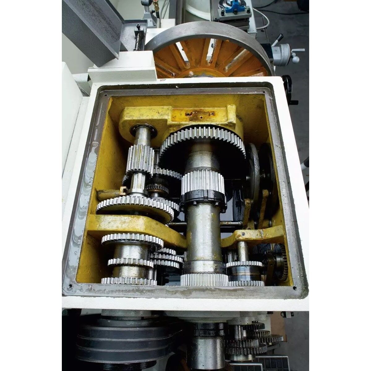 Geöffnetes Getriebe der ELMAG INDUSTRIE 1000/250 mit mehreren Zahnrädern, Wellen und Riemenscheibe.