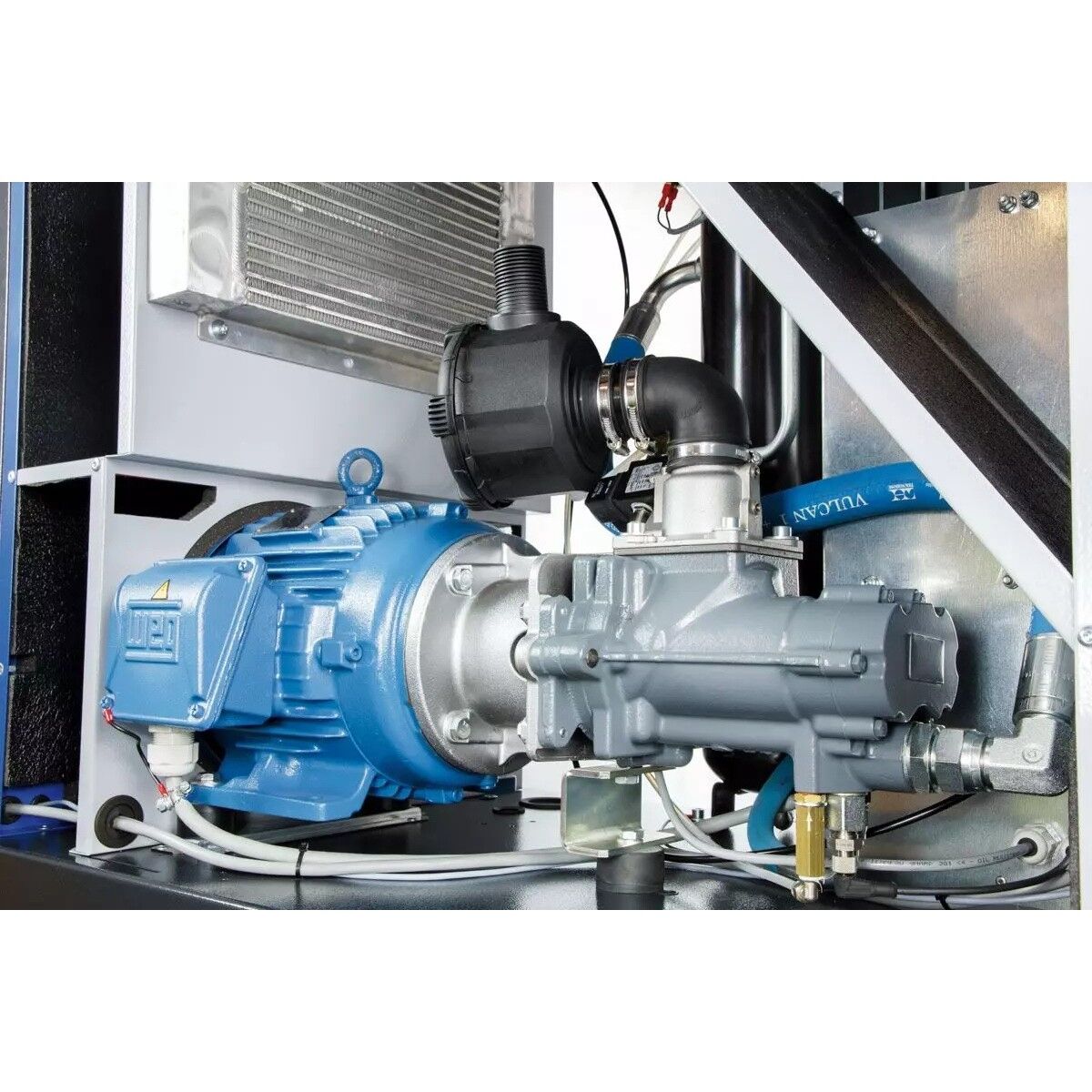 Nahaufnahme von Elektromotor und direkt gekoppelter Schraubenverdichterstufe mit Ansaugfilter und Leitungen.
