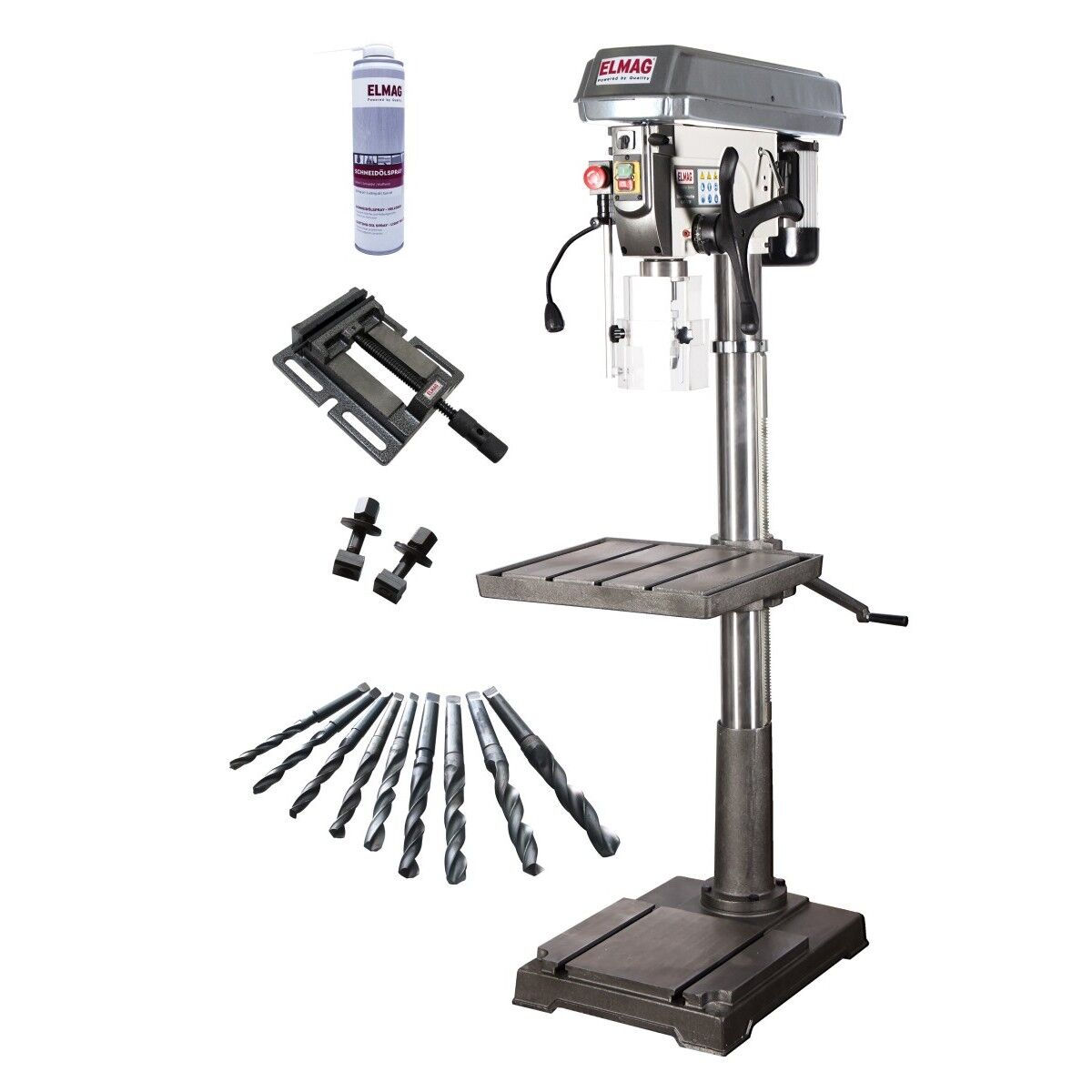 Ständerbohrmaschine mit verstellbarem Tisch und Bohrschutz; daneben Schraubstock, Bohrersatz im Kasten, zwei Spannpratzen und Dose Schneidölspray.