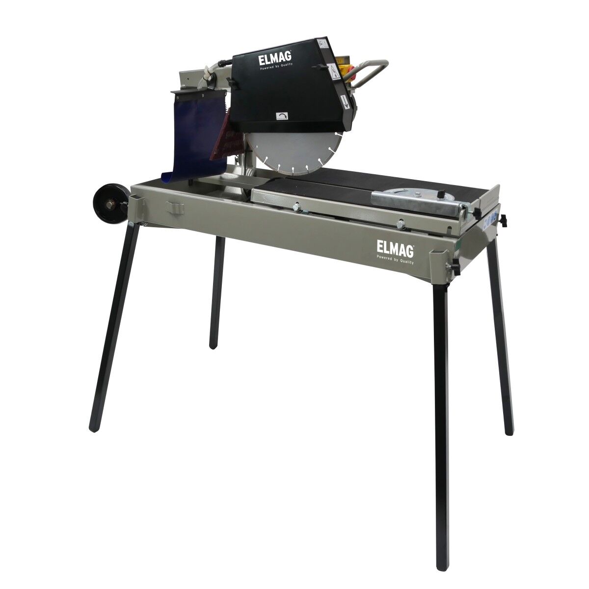 Steintrennmaschine mit großem Sägeblatt, Arbeitstisch, Wasserwanne, Transportgriff und vier schwarzen Standbeinen.