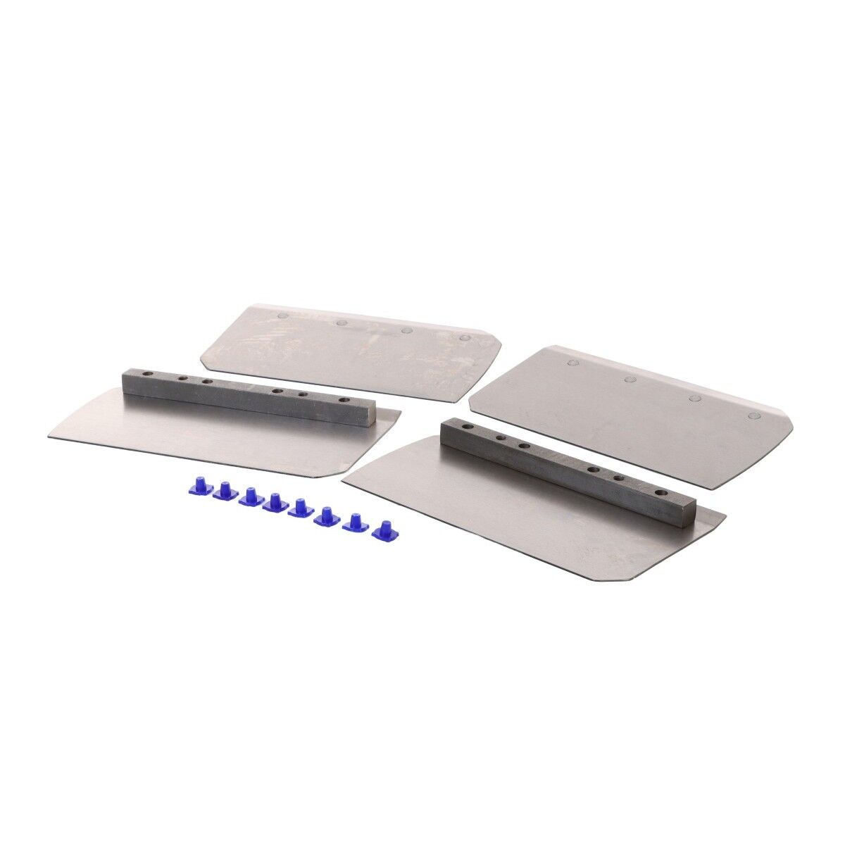 Vier Metall-Glättflügel für einen Flügelglätter mit zwei Befestigungsleisten und mehreren blauen Schrauben.