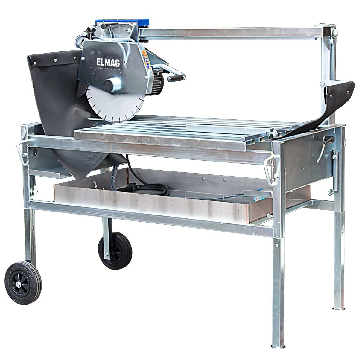 Fahrbare Steintrennmaschine mit Diamanttrennscheibe, Führungsschiene, Arbeitstisch, Wasserwanne und zwei Rädern.