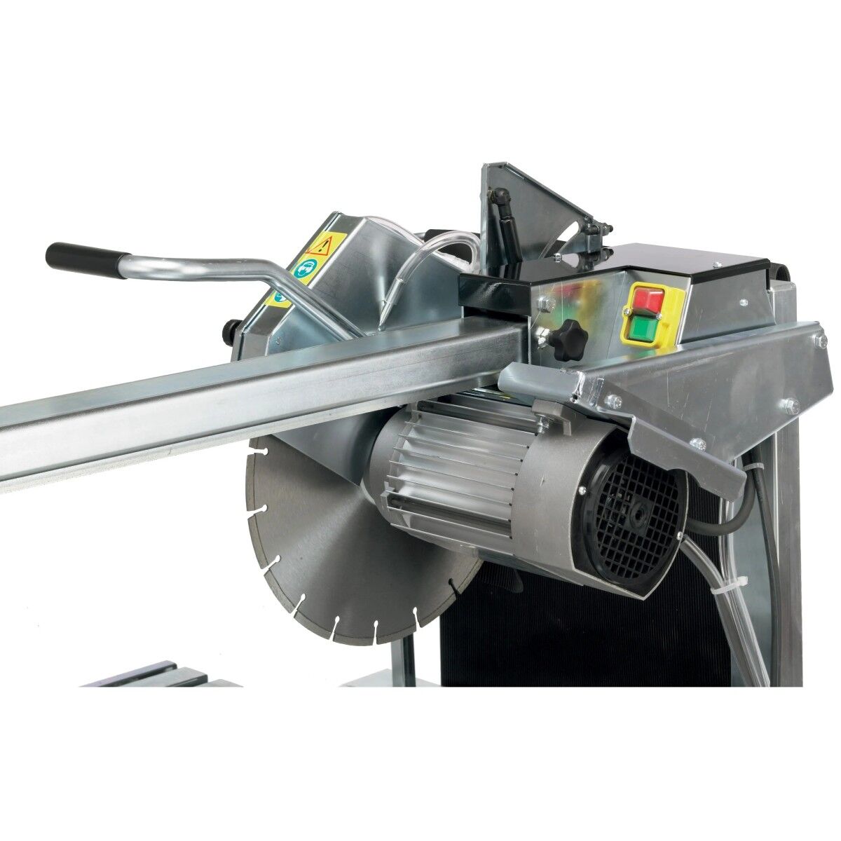 Nahaufnahme einer Steintrennmaschine mit Diamanttrennscheibe, Elektromotor, Führungsschiene und Ein-Aus-Schalter.