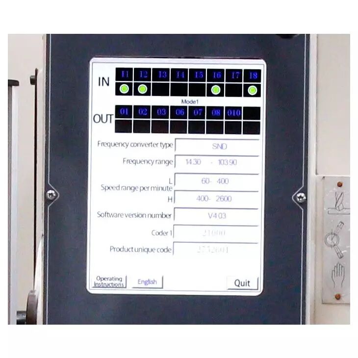 Display mit Ein- und Ausgängen, Frequenz- und Drehzahlbereichen sowie Softwaredaten.