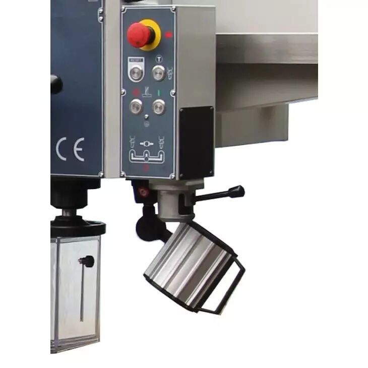 Seitliches Bedienfeld mit Not-Aus, Tasten und verstellbarer Arbeitsleuchte unterhalb.