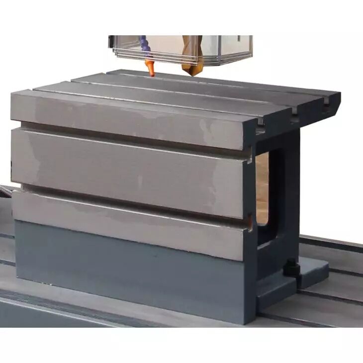 Massiver Aufspannblock mit T-Nuten unterhalb des Bohrspindelbereichs.