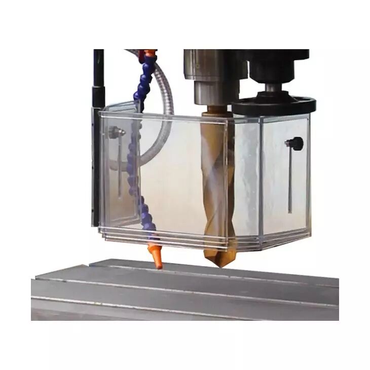 Spindel mit eingespanntem Bohrer und transparenter Schutzhaube, darunter Kühlmitteldüse.