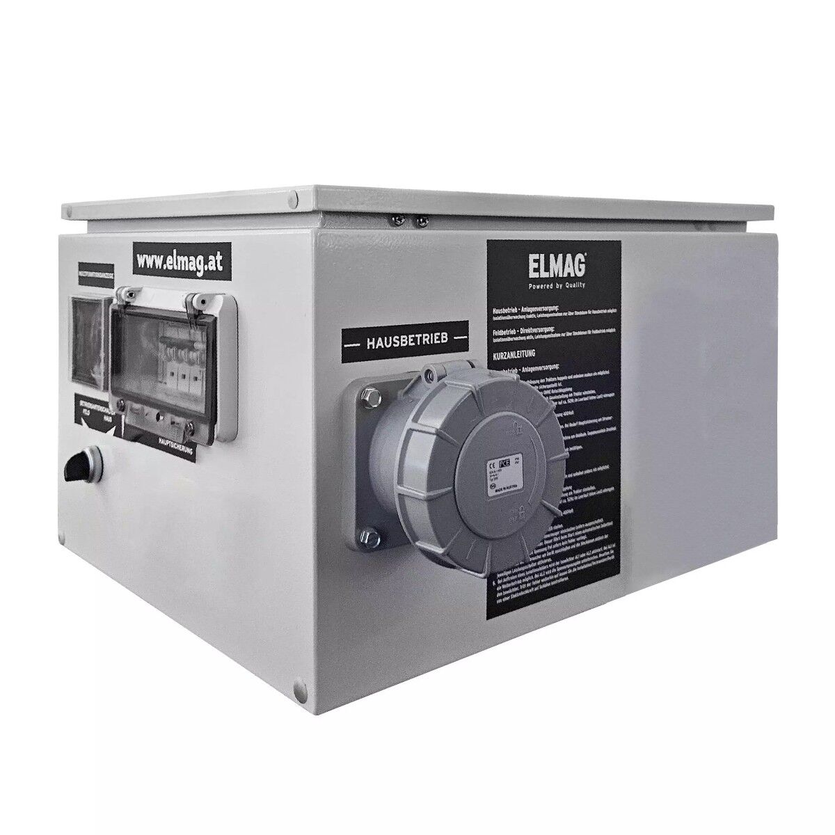 Rückseite des Schaltschranks mit Steckdose, Beschriftungen und Sichtfenster für Sicherungen.