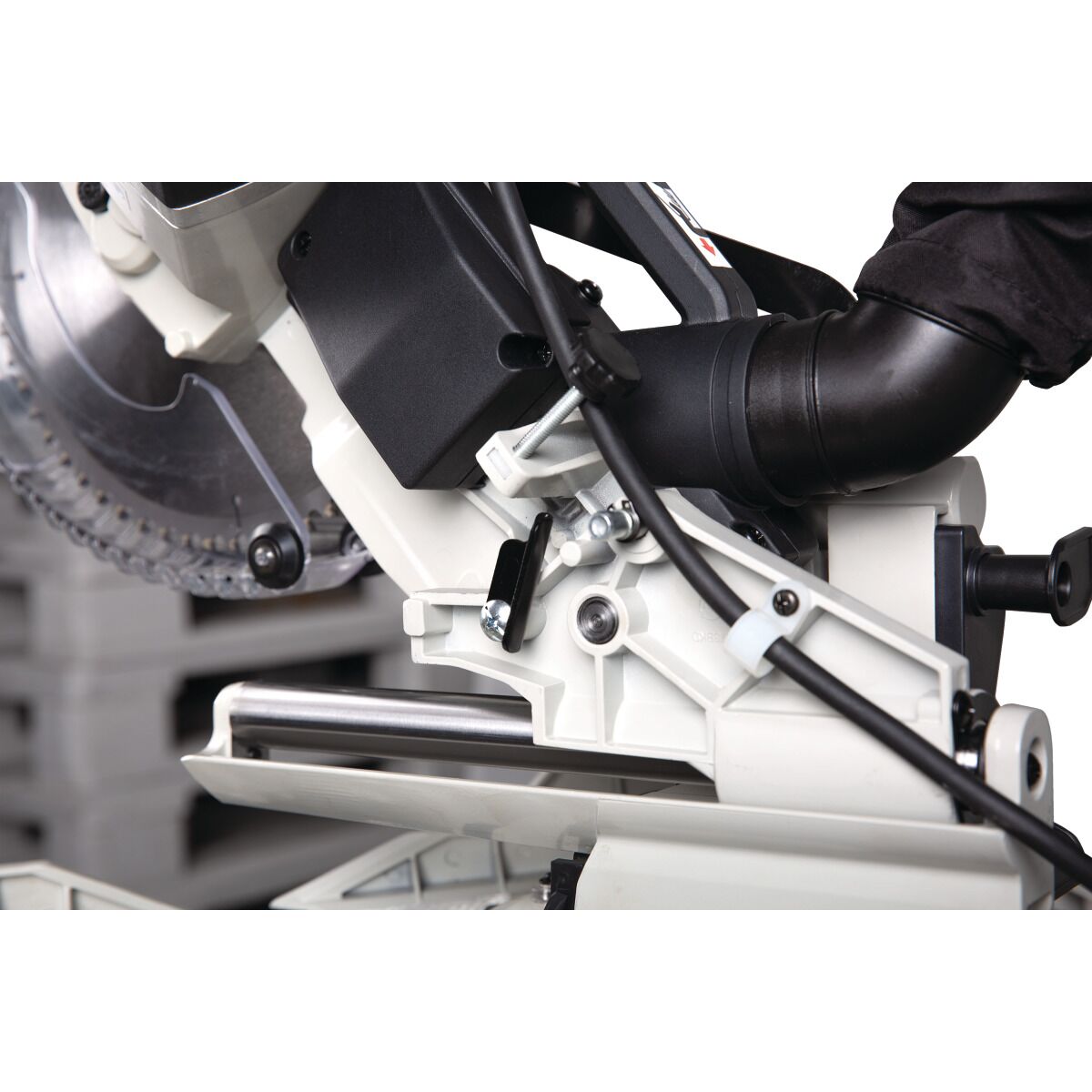 Detailaufnahme der hinteren Mechanik und Staubabsaugung der Gehrungssäge.