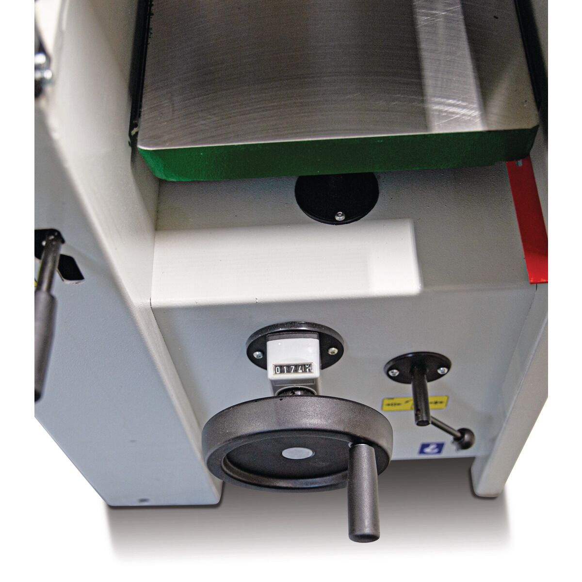 Nahaufnahme der Höhenverstellung mit großem Handrad, mechanischer Positionsanzeige und seitlichem Bedienhebel.