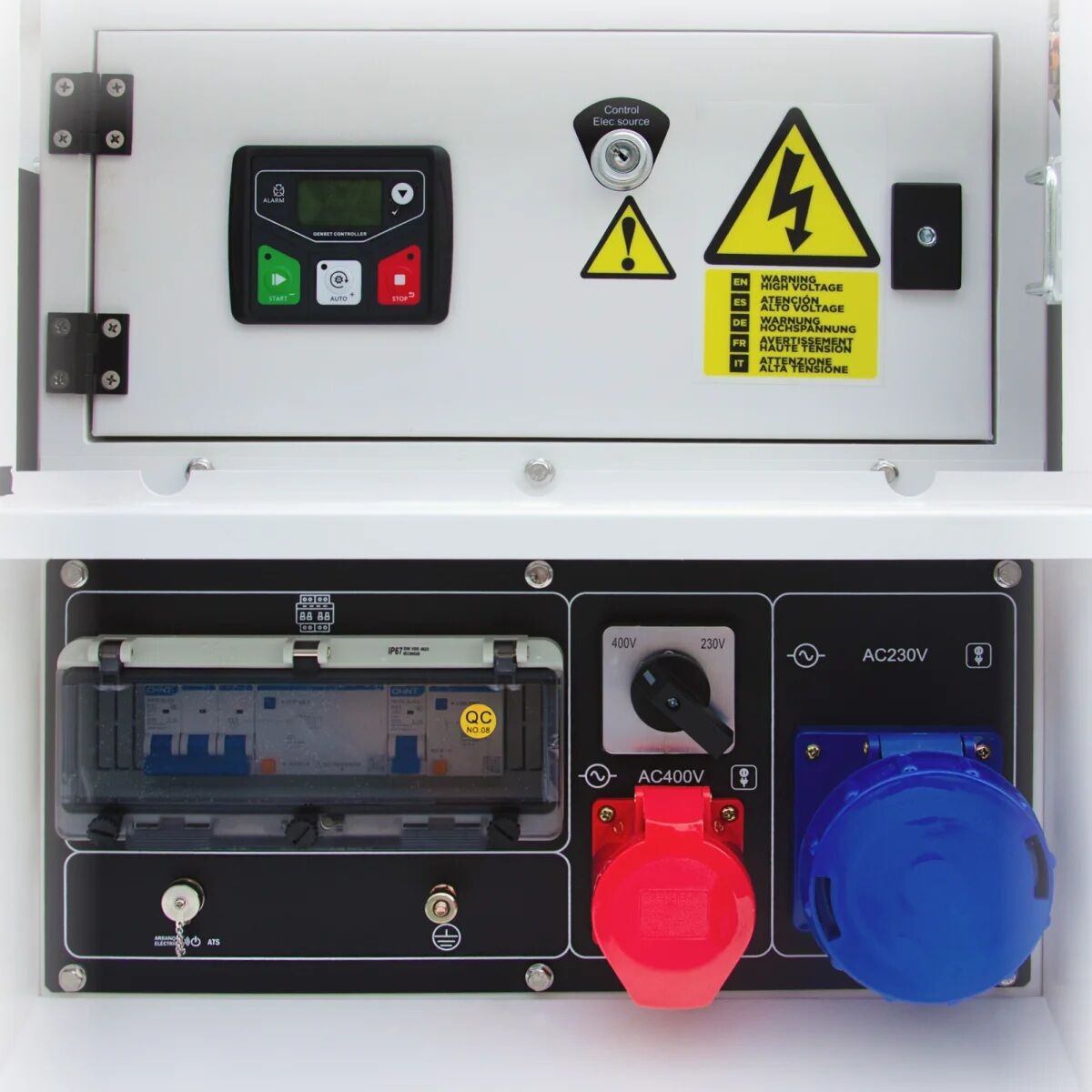 Detailansicht des Bedienfelds mit Generatorsteuerung, Start/Auto/Stop-Funktion, 230-/400-V-Umschaltung, Schutzschaltern sowie CEE-Anschlüssen.