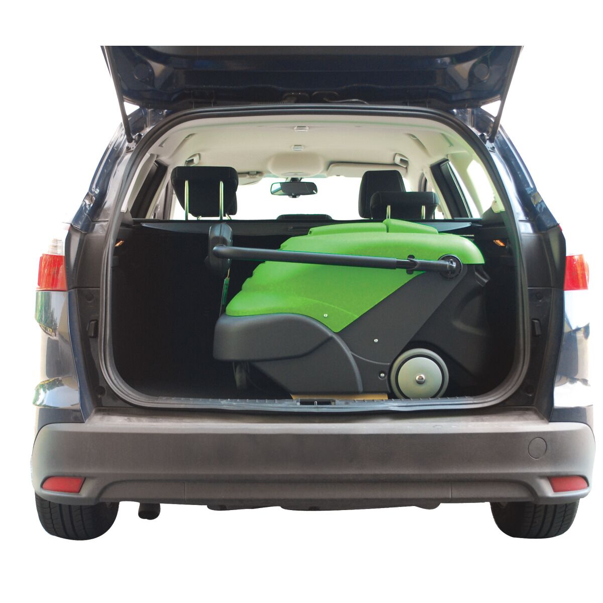 Kehrmaschine im Kofferraum eines Autos mit eingeklapptem Griff zur platzsparenden Lagerung.