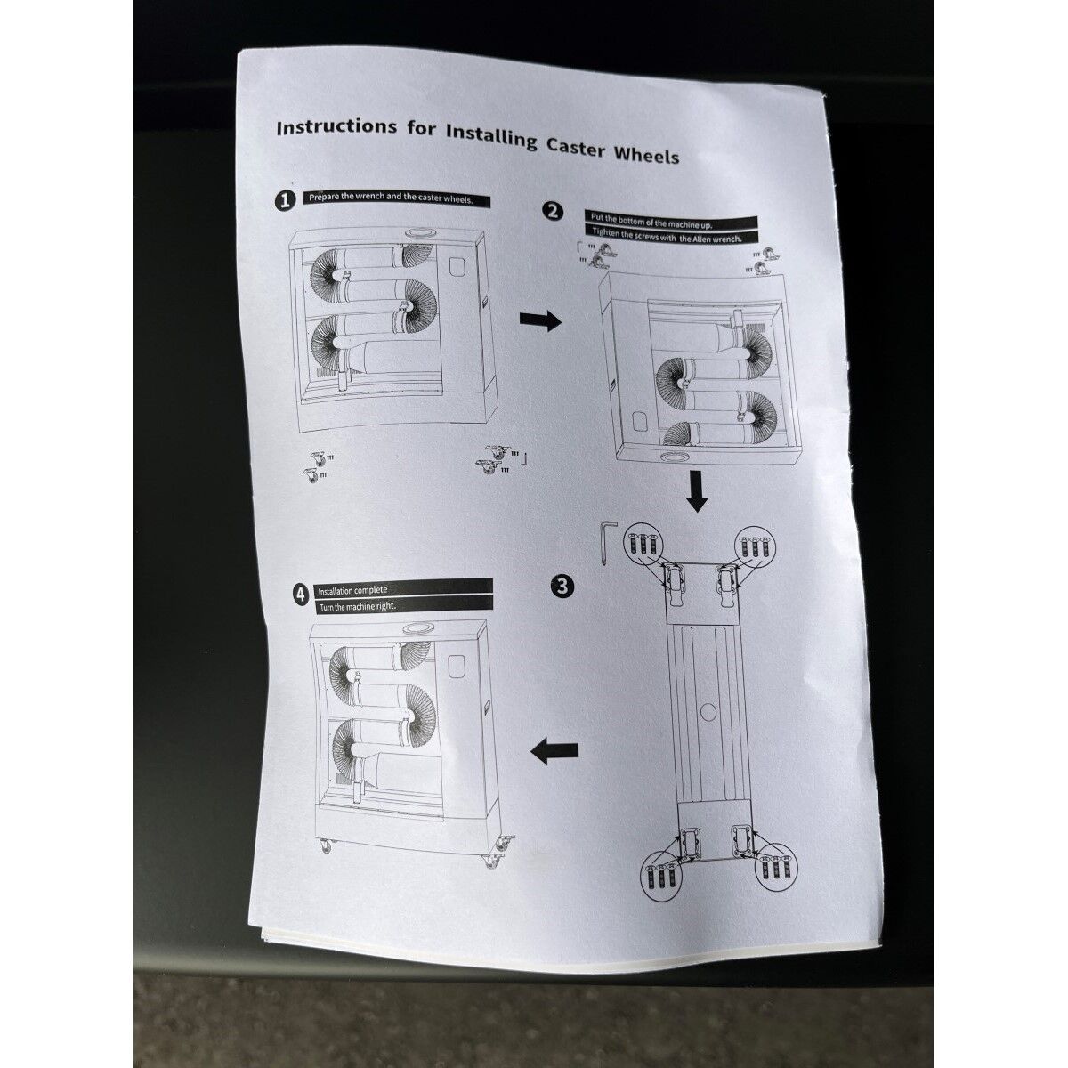 Anleitung mit Zeichnungen und Schritten zur Montage von Rollen an einem Gerät.