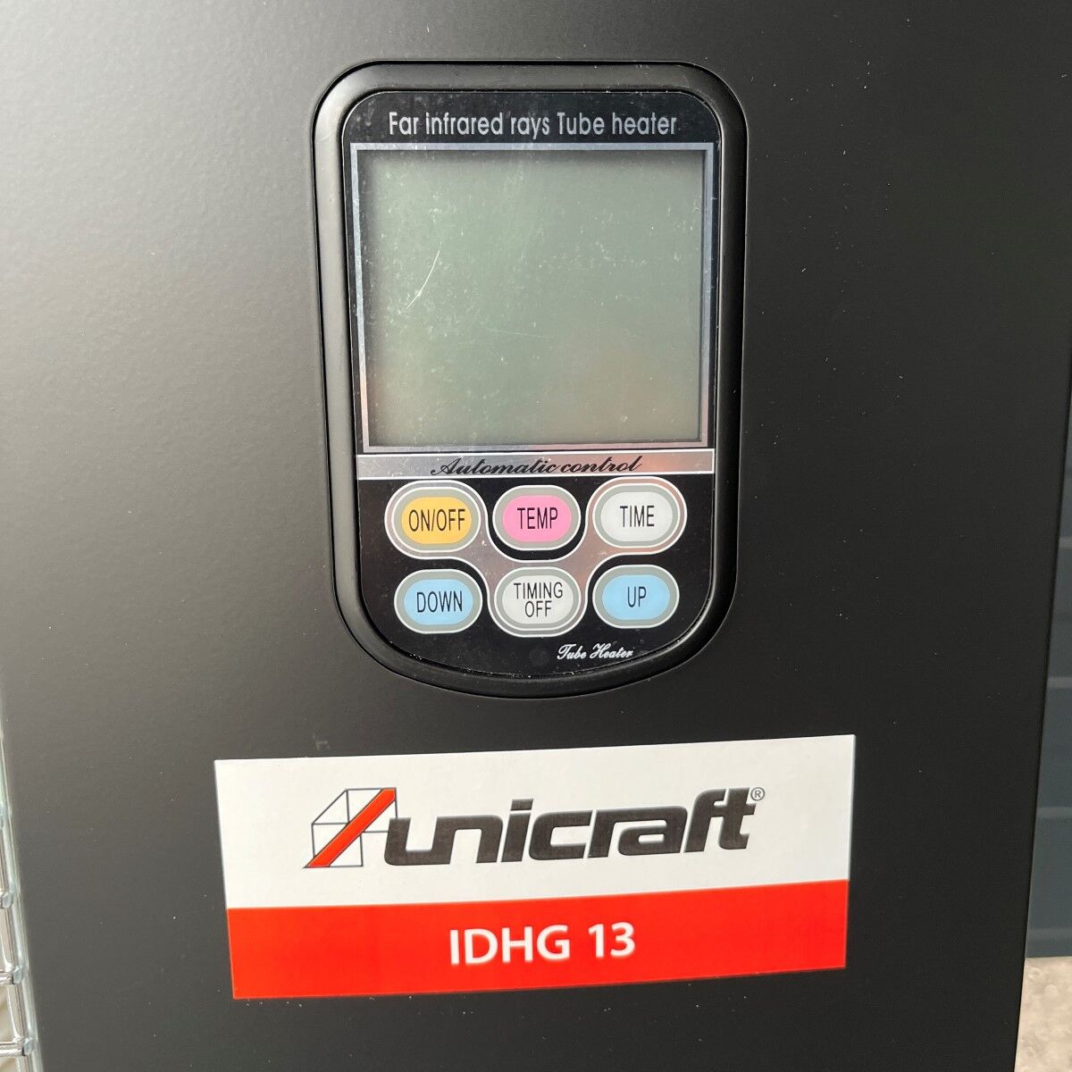 Bedienfeld eines Unicraft IDHG 13 Infrarot-Dieselheizers mit Display und Steuerknöpfen.