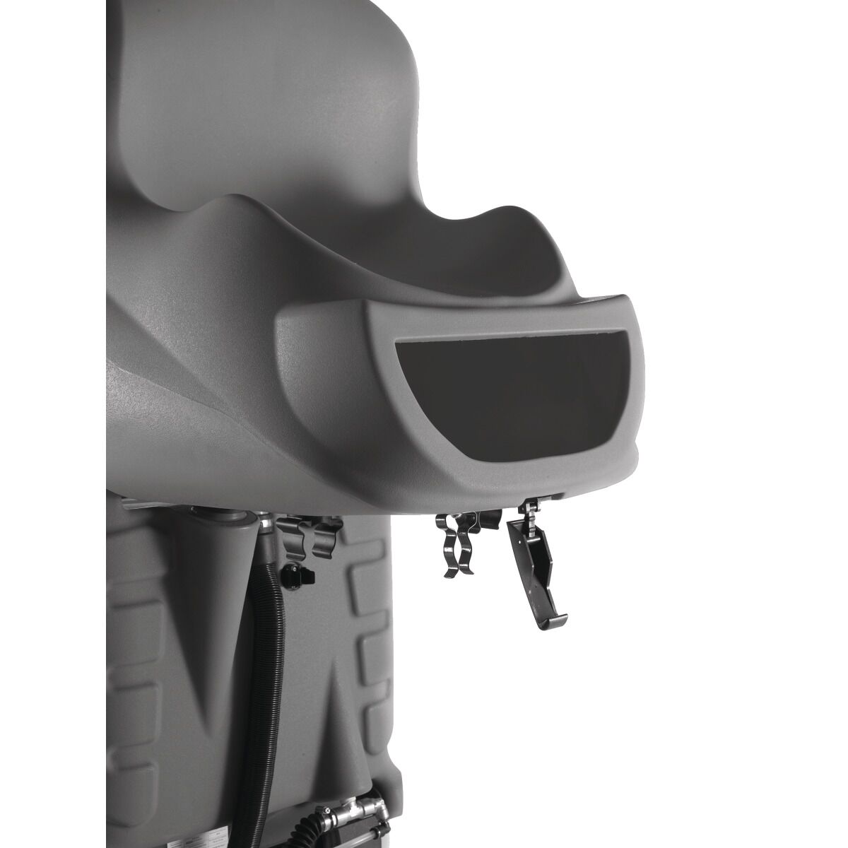 Rückansicht der Scheuersaugmaschine mit offenem Fach und befestigten Schläuchen unter dem Sitz.