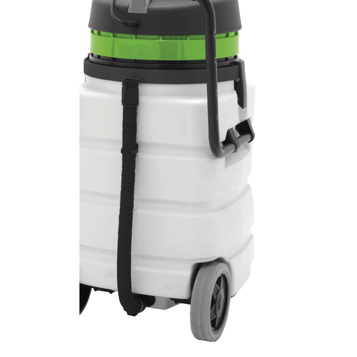 Seitenansicht des Nasssaugers mit grauem Behälter, großen Hinterrädern und montiertem Ablaufschlauch.