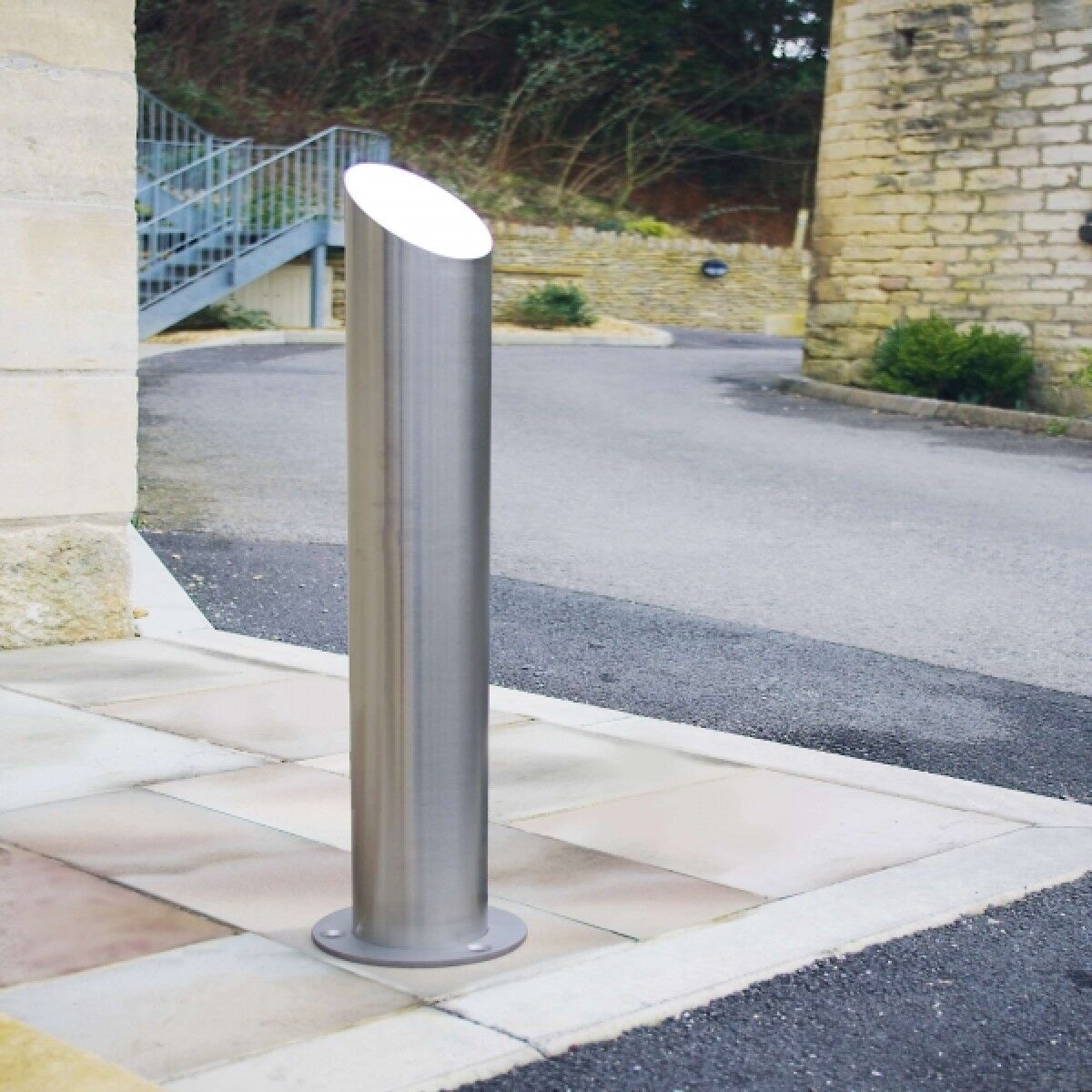 Technische Skizze: Poller mit schrägem Kopf im Fundament, 900 mm über Boden, 300 mm Einbautiefe.