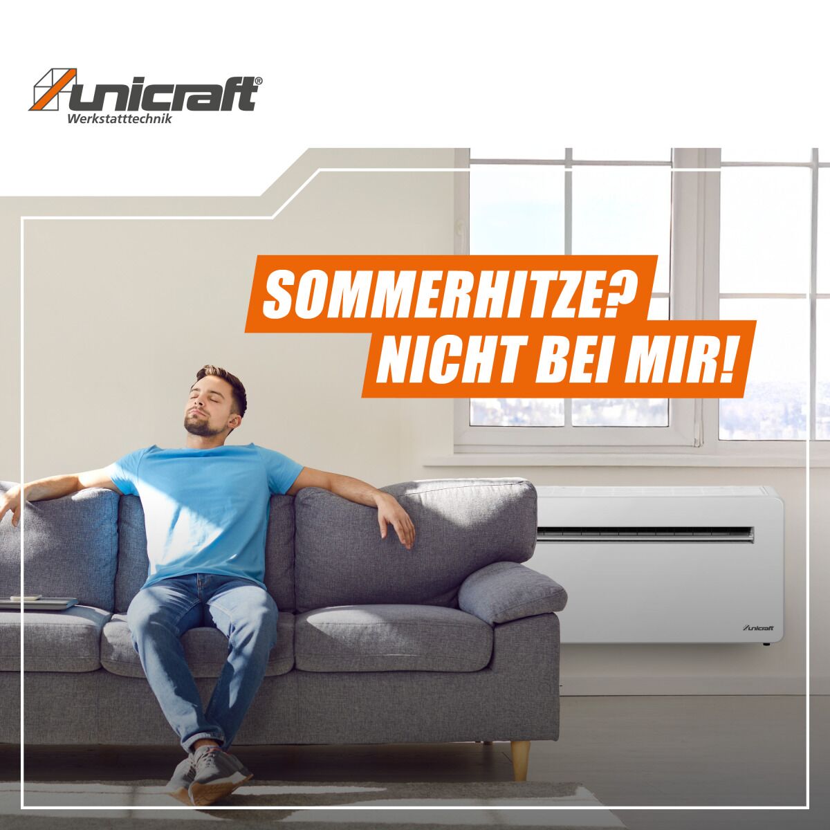 Logo von Unicraft über einem Wohnzimmer mit Mann auf Sofa und Wandklimagerät; orange Textfläche mit Sommerhitze-Slogan.