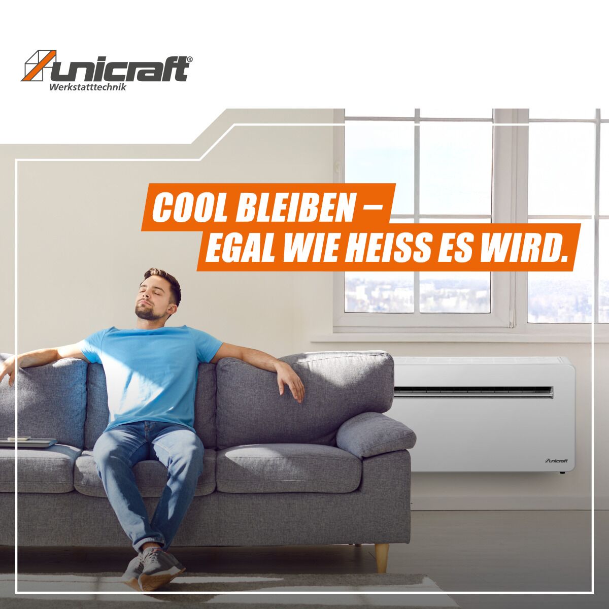 Logo von Unicraft über einem Wohnzimmer mit Mann auf Sofa und Wandklimagerät; orange Textfläche mit Hitze-Slogan.