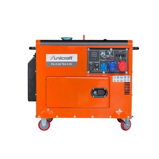 Frontalansicht des Generators mit großem Bedienfeld, drei Steckdosen in Blau und Rot, Schaltern und Warnsymbolen auf orangefarbenem Gehäuse.