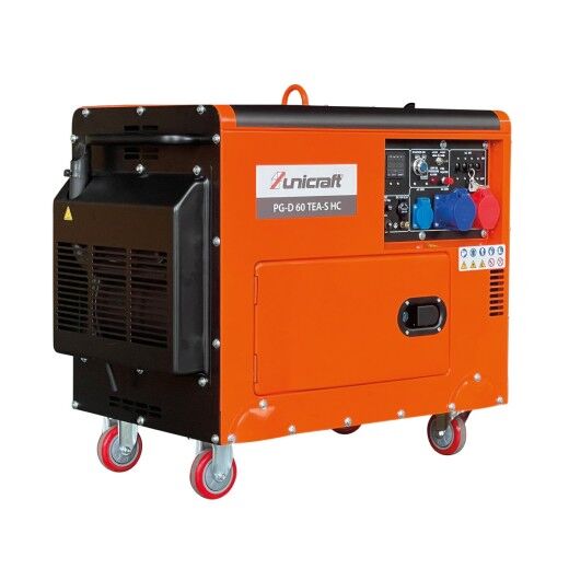 Schrägvorderansicht eines kompakten, orange-schwarzen Generators mit Steuerpanel, blauen und roten Steckdosen und robusten Rollen.