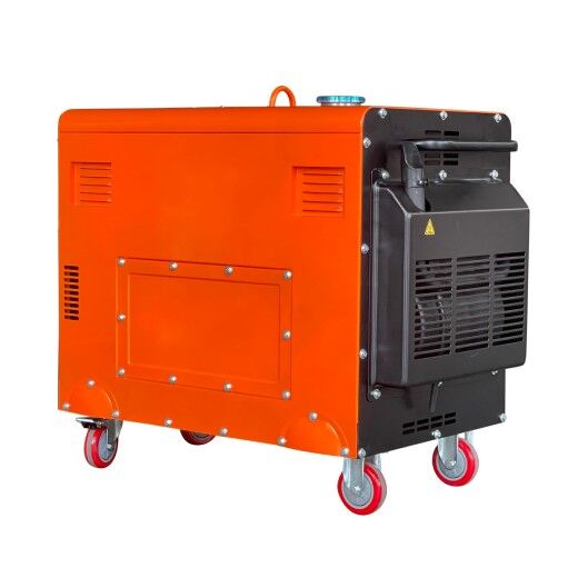 Seitenansicht des Generators mit schwarzem Schalldämpferkasten, Lüftungsschlitzen und orangem Gehäuse auf roten Rollen für einfache Bewegung.