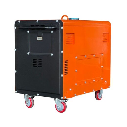 Rückseite eines orange-schwarzen Dieselgenerators auf vier roten Rollen, mit Lüftungsgittern und kantigem Gehäuse für mobilen Einsatz.