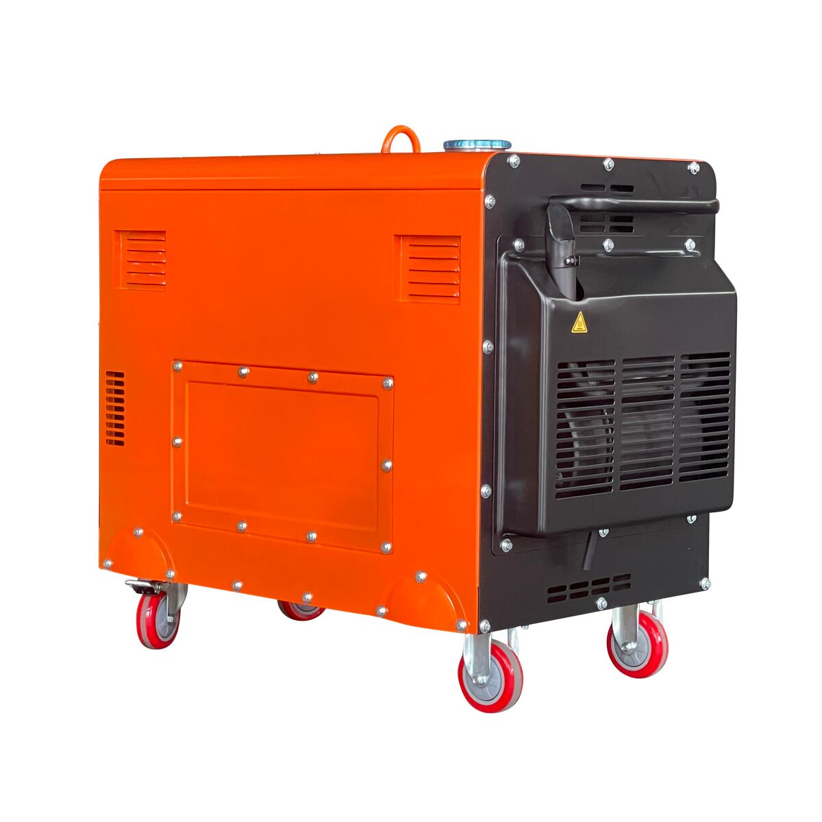 Mobiler Generator in Orange-Schwarz auf Rollen, Seitenansicht mit großem schwarzem Abgasmodul und Lüftungsschlitzen zur Kühlung.