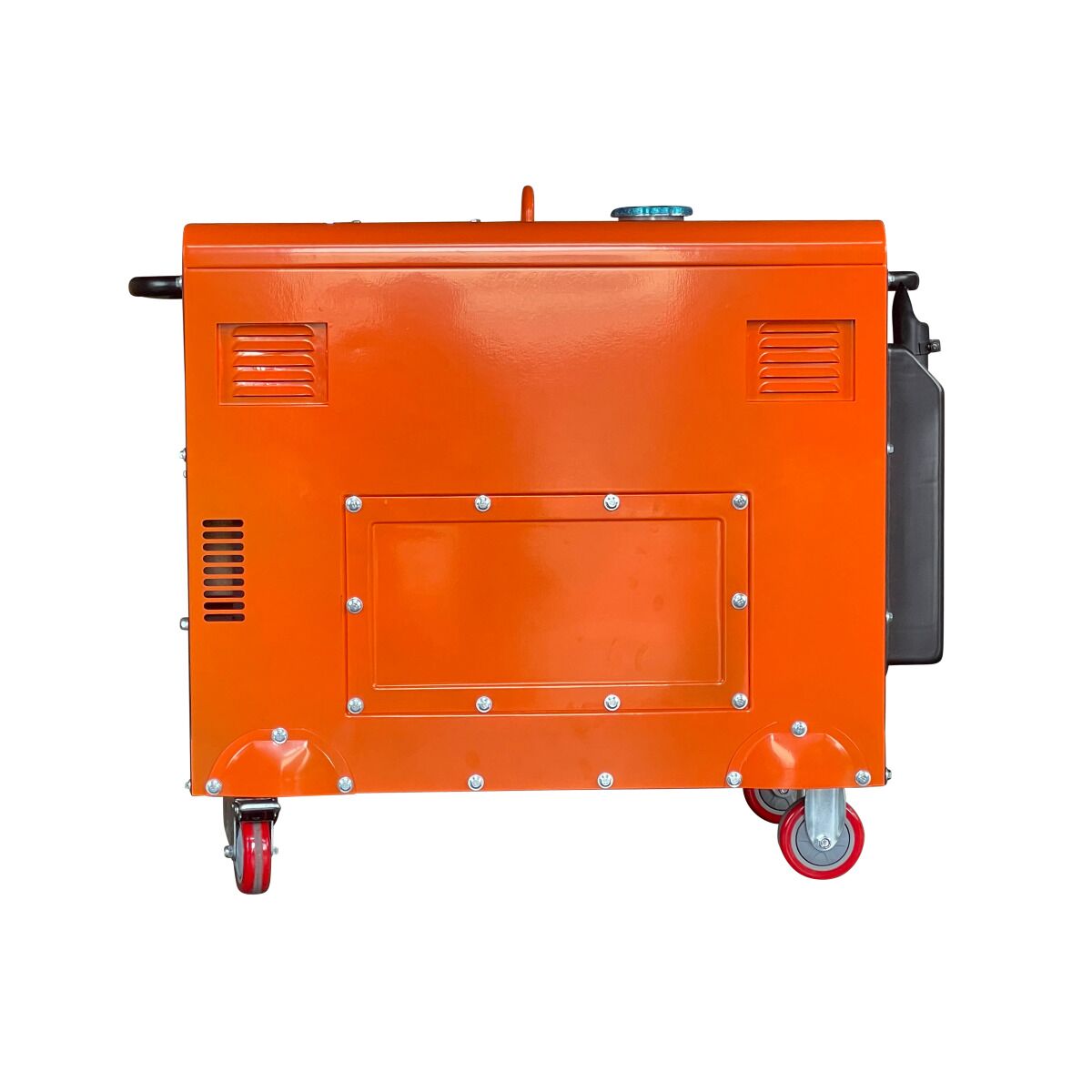 Mobiler Stromgenerator in Orange-Schwarz mit Lüftungsschlitzen, Gehäuse auf vier Rollen für einfache Bewegung und robusten Transport.