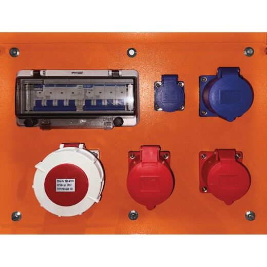 Detailansicht des Anschlussfelds eines orangefarbenen Generators mit fünf verschiedenen Steckdosen und Schutzabdeckungen.