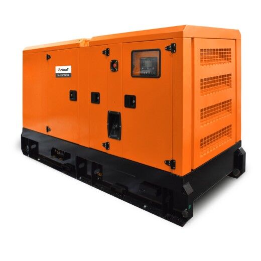 Orangefarbener, großer Notstromgenerator auf schwarzem Sockelrahmen, mit Türen und Lüftungsgittern, Seitenansicht mit Bedienfeld.