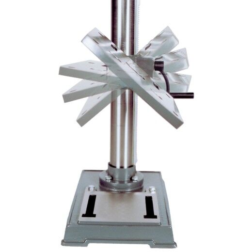 Verstellbarer Bohrtisch an Säulenbohrmaschine, in mehreren Winkeln dargestellt.