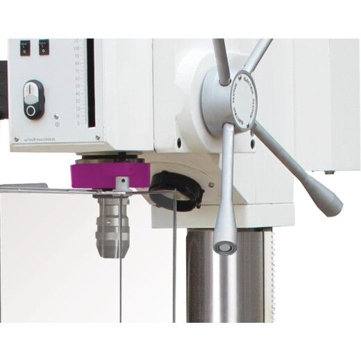 Nahaufnahme eines Bohrmaschinenkopfes mit Drehkreuz-Handrad und Bohrfutter.