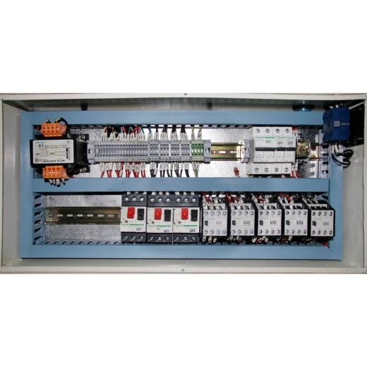 Geöffneter Schaltschrank mit Relais, Schaltern, Kabeln und Steuerungselektronik.