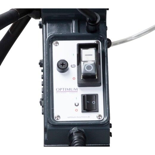 Bedienfeld der Magnetbohrmaschine mit Schaltern und Kontrollleuchten.