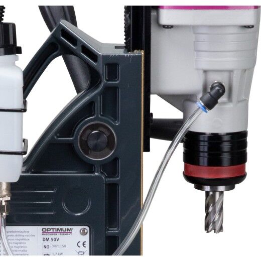 Nahaufnahme der Magnetbohrmaschine mit Kühlmittelflasche und angeschlossenem Schlauch.