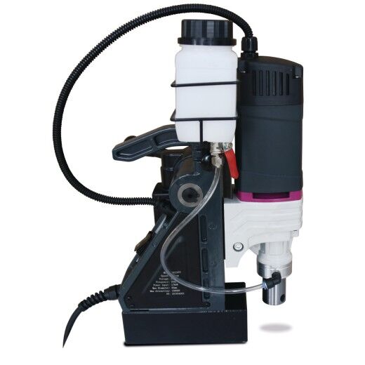 Seitenansicht der Magnetbohrmaschine mit weißem Kühlmitteltank und Schlauch.