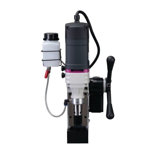 Frontansicht der Magnetbohrmaschine mit eingespanntem Bohrfutter.