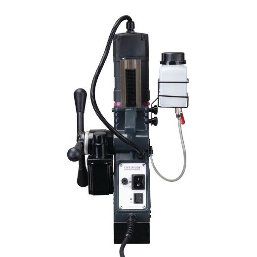 Magnetbohrmaschine mit Bedienhebeln, Kühlmittelbehälter und Netzkabel, Frontalansicht.