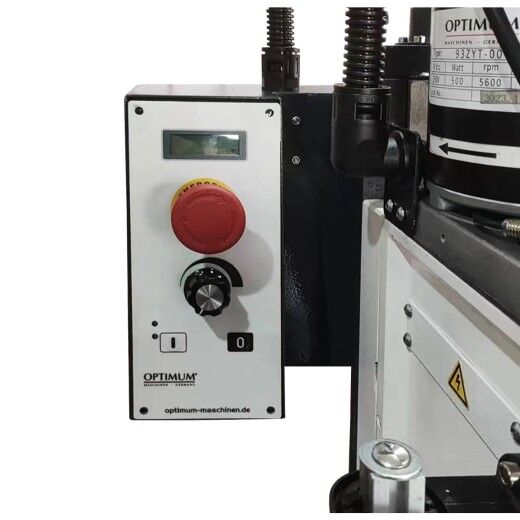 Detailansicht des Bedienfelds einer Fräsmaschine mit Not-Aus-Taster, Drehknopf und Display.