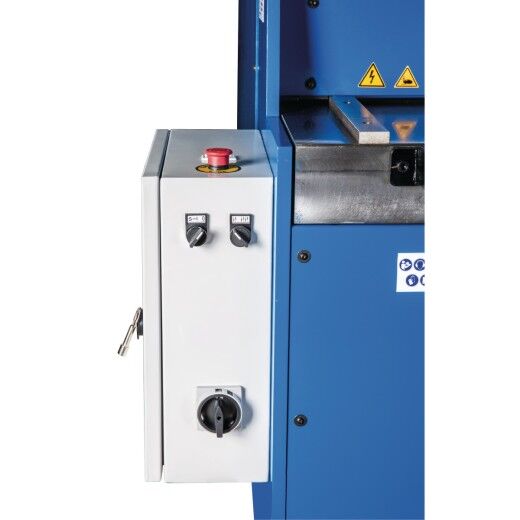 Steuerpult der Maschine mit Not-Aus-Schalter und drei Drehschaltern.