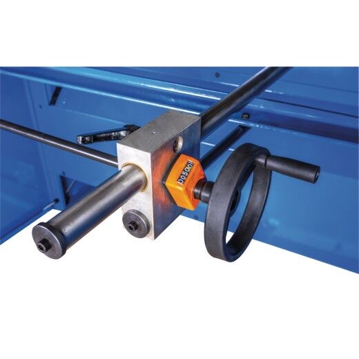 Nahaufnahme einer Handkurbel an der Maschinenführung.